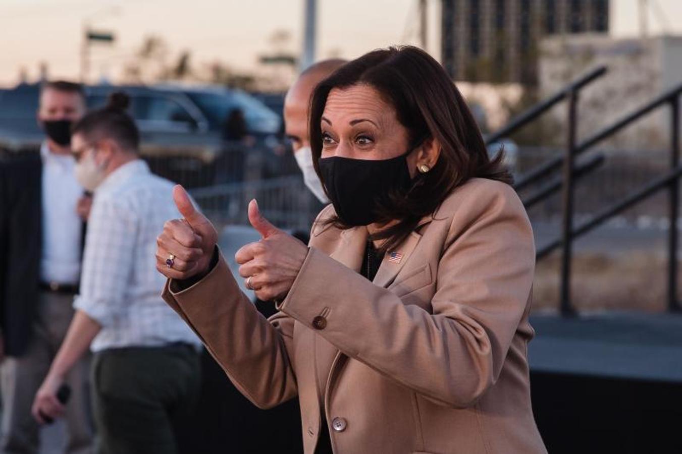 La candidata demócrata a la Vicepresidencia de EE UU, con mascarilla en un acto electoral en Phoenix (Arizona)
