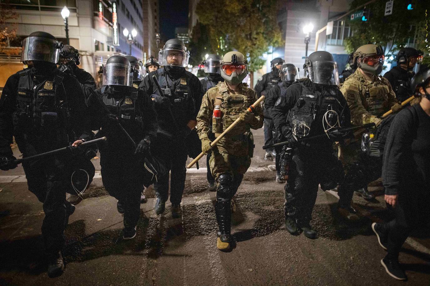 Soldados de la Guardia Nacional ayudan a la policía local a dispersar a los manifestantes antifascistas después de las elecciones presidenciales de Estados Unidos en Portland, Oregon, EE.UU.