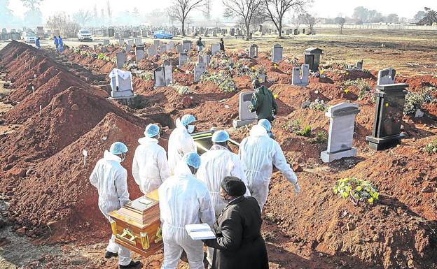 Traslado del féretro de una víctima del Covid -19 a un cementerio habilitado durante la pandemia en la ciudad sudafricana./EFE