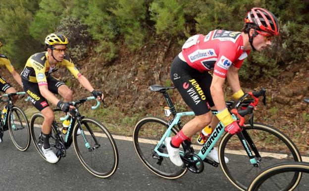 Roglic resiste al ímpetu de Carapaz para ganar la Vuelta