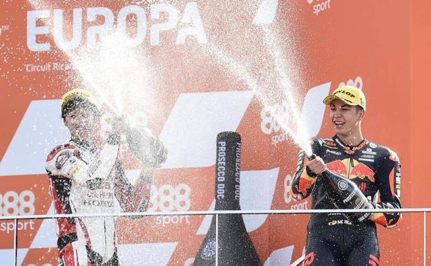 Raúl Fernández celebra su victoria en el podio. /José Jordán (Afp)