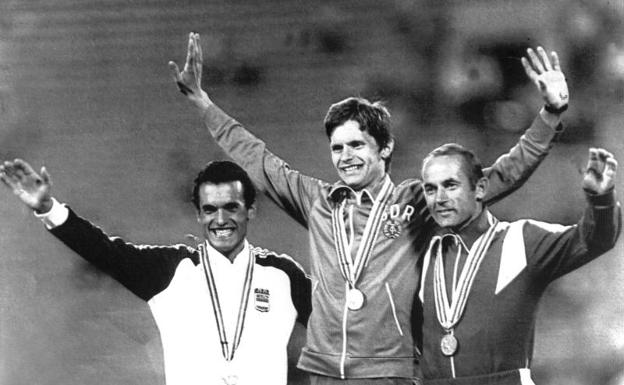 De izquierda a derecha, Jordi Llopart, el alemán Hartwig Gauder y el soviético Yevgueni Ivchenko, el pdio de los 50 km marcha en Los Juegos de Moscú'80. 