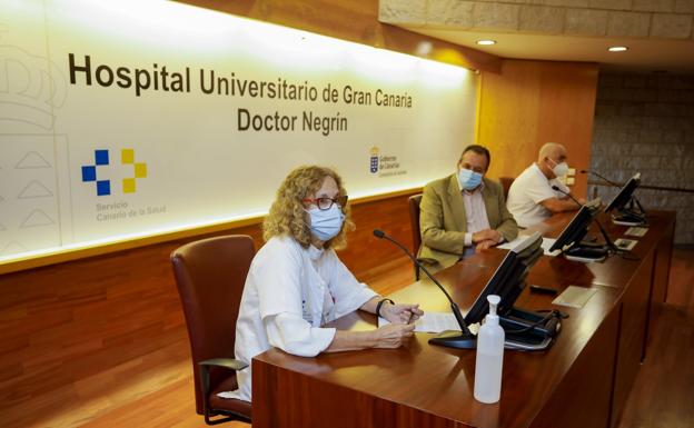 De izquierda a derecha, Teresa Molero, responsable de Hematología, Blas Trujillo, consejero de Sanidad, y Francisco Bethencourt, paciente. / COBER