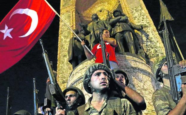 Manifestación de civiles y militares frente al Monumento a la República en la Plaza Taksim en Estambul, el 16 de julio de 2016.