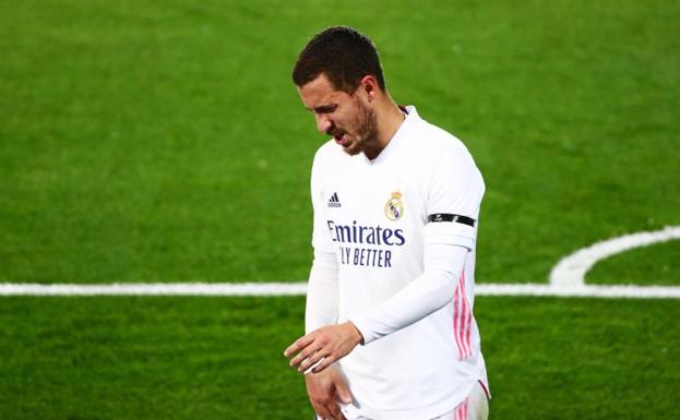Edej Hazard se retira lesionado ante el Alavés. /Reuters