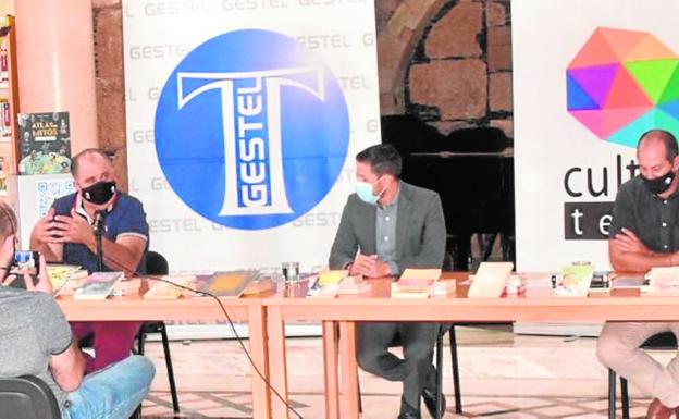 Juan Martel, Héctor Suárez y Jesús Suárez, en una rueda de prensa. / C7