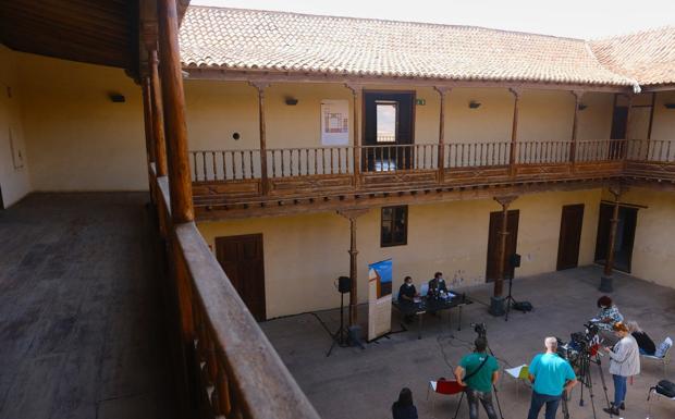 Imagen de archivo de la presentación de las actividades culturales en el patio de la casona de La Oliva. 
