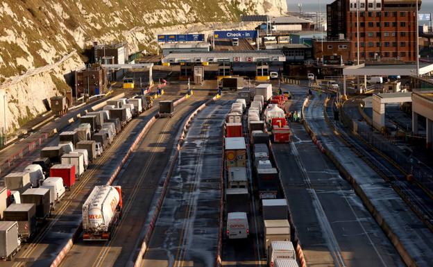 Colas de camiones de Dover durante la mañana de Nochebuena./Reuters
