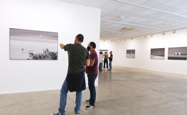 El fotógrafo explica la exposición a Andrés Briansó, consejero de Cultura. /javier melián / acfi press