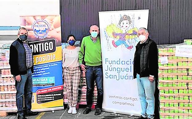 La Fundación Satocan Júnguel Sanjuán, entrega al banco de alimentos.