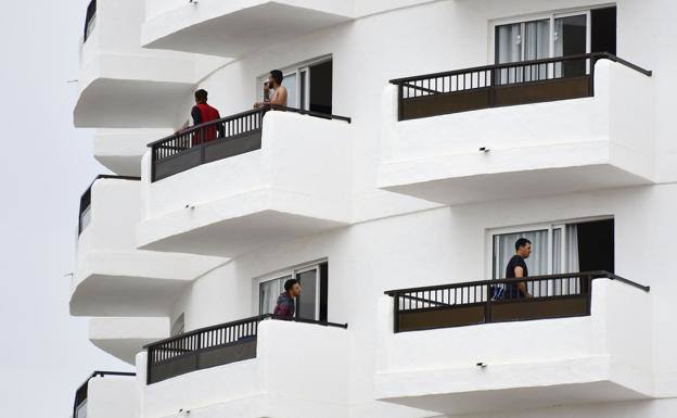 Migrantes alojados en un hotel de Playa del Inglés, al sur de Gran Canaria. 