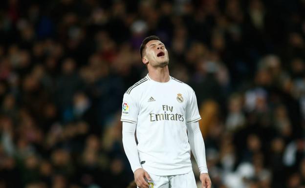 Luka Jovic se lamenta durante un partido del Real Madrid. 