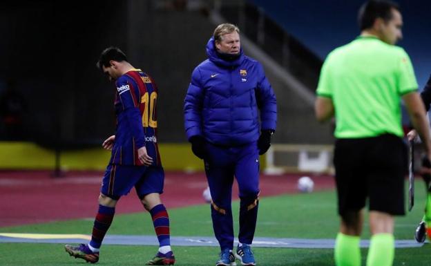 Leo Messi se retira, expulsado, en la final de la Supercopa. 