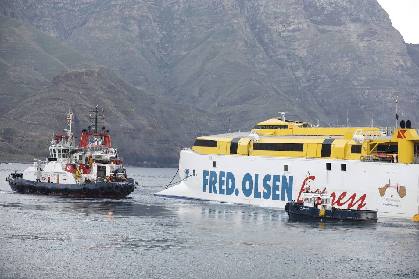 Vea las imágenes del traslado del barco de Fred Olsen