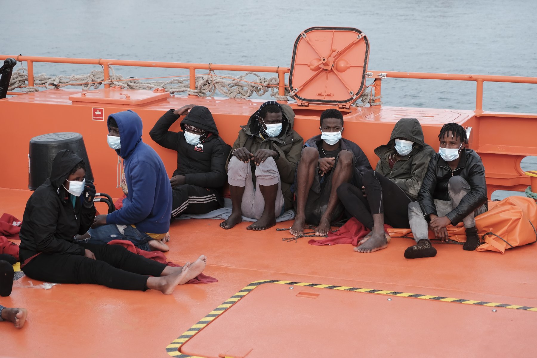 Inmigrantes rescatados por Salvamento Marítimo, ayer en Arguineguín. / EFE