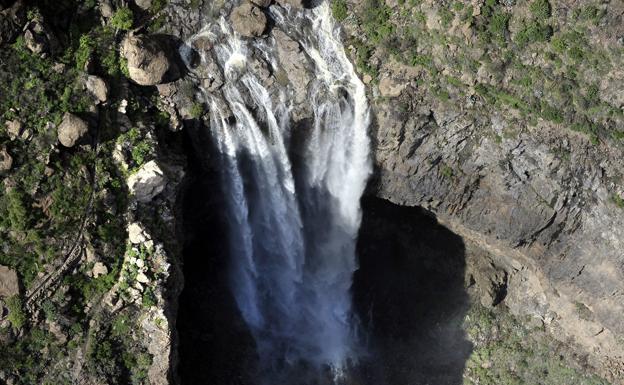 Vista aérea de la cascada natural que se produce entre las presas de Las Niñas y Soria cuando las precipitaciones son muy intensas. 