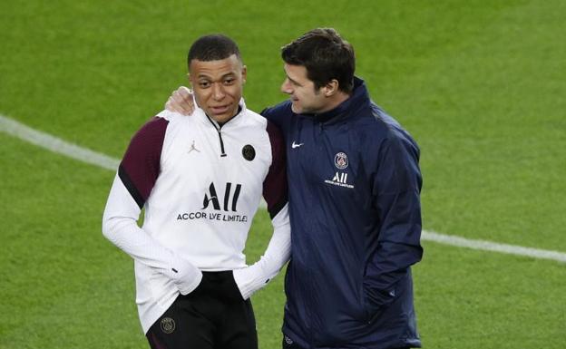 Mauricio Pochettino reconforta a Kylian Mbappé durante el entrenamiento en el Camp Nou. /Albert Gea (Reuters)
