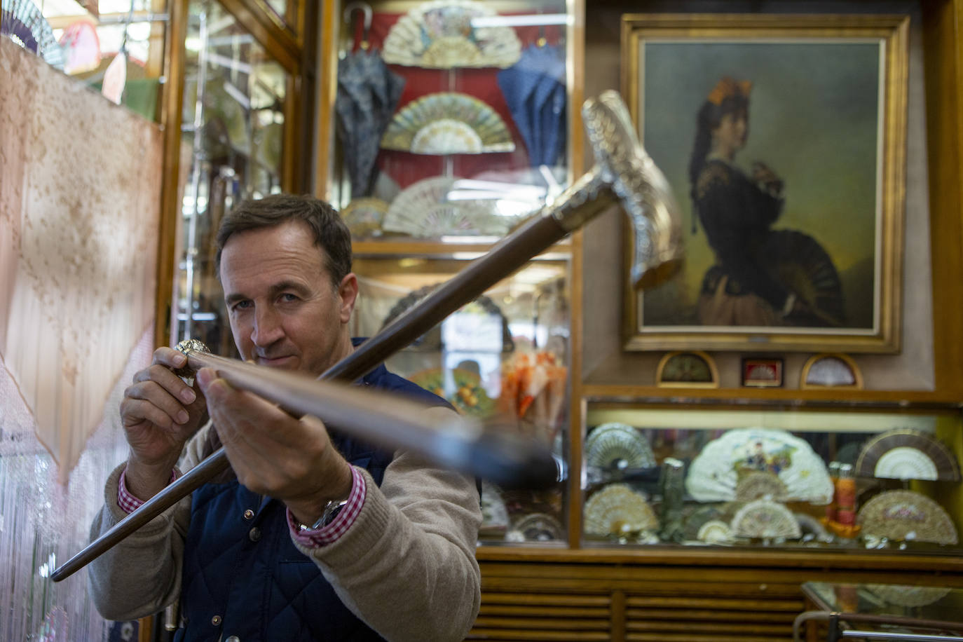 Arturo Llerandi, gerente de Casa de Diego, posa con dos bastones.