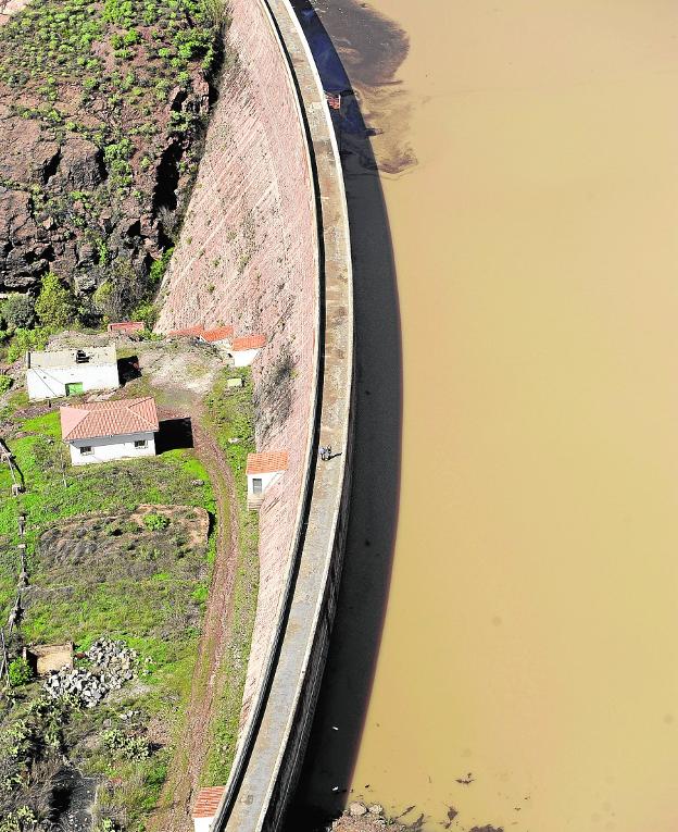 Imagen aérea de archivo del muro de la presa de Chira, el vaso superior de la central de bombeo. 