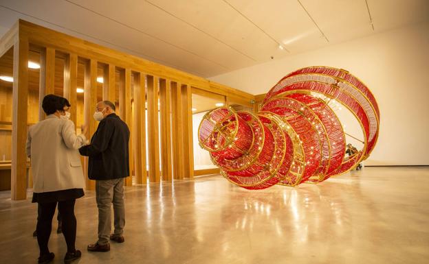 La obra de Ai Weiwei 'Descending light', en el museo de Cáceres. 