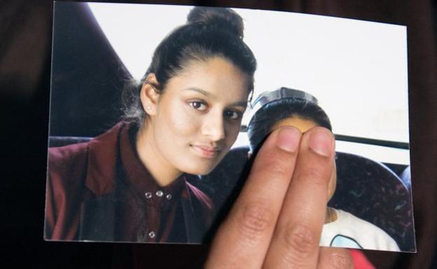 Renu Begum, hermana de Shamima, muestra una fotografía de la joven./Reuters