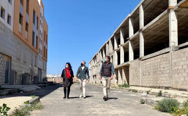 Los tres concejales del PP capitalino, en Rosa Vila, entre viviendas inacabadas. /c7