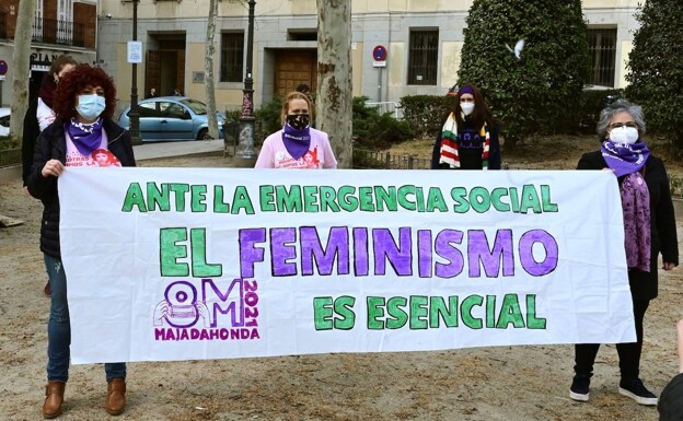 Un grupo de mujeres, en contra de la prohibición de las manifestaciones en Madrid. 