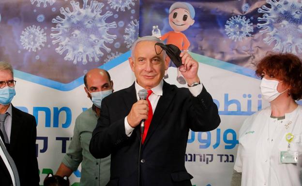 Benyamin Netanyahu, en una reciente visita a un centro de vacunación.