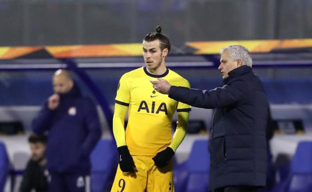 Gareth Bale recibe instrucciones de José Mourinho. 