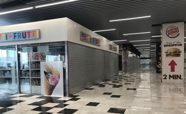 Imagen de negocios en el interior del aeropuerto de Gando, donde casi todos están cerrados. 
