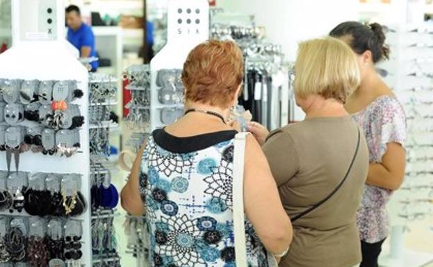 Las ventas del comercio minorista caen un 18,2% en febrero en Canarias