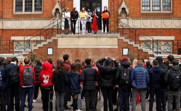 Estudiantes celebran una protesta contra la 'cultura de la violación' en Highgate, uno de los colegios privados más caros de Londres.