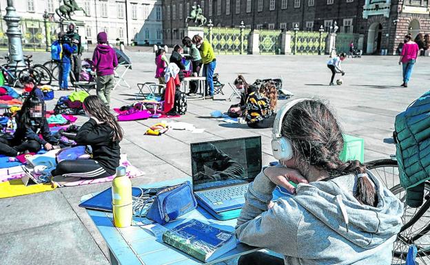 Estudiantes participan en clases al aire libre en Turín para protestar contra la educación a distancia por culpa de la pandemia.