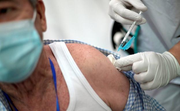 Un hombre se vacuna en La Coruña./Efe