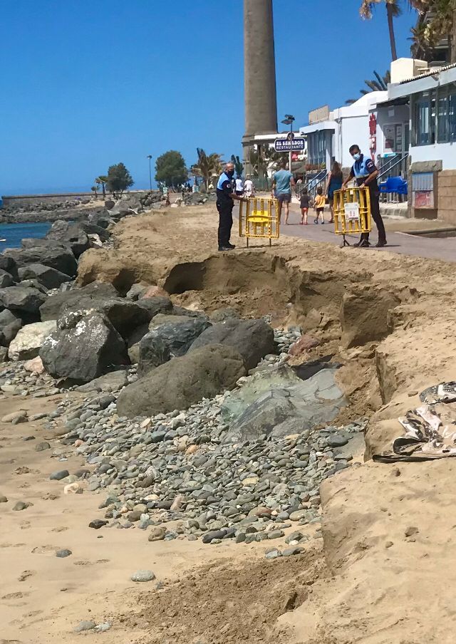 La policía puso las vallas el viernes pasado para evitar caídas por los baches cerca del centro comercial Oasis.