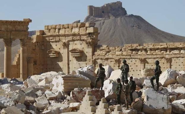 Soldados sirios en la ruinas de Palmira, en una imagen de archivo.