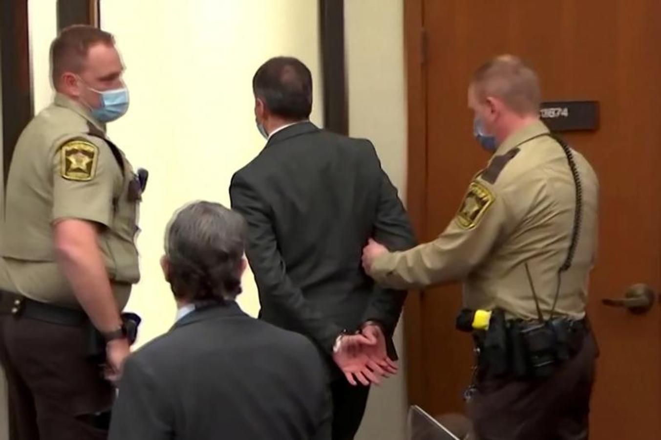 Chauvin abandona esposado la sala del juicio tras ser declarado culpable. 