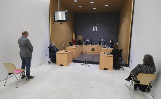 Luis Roca y Cristina Andreu, en el juzgado durante la vista en la que el primero fue condenado por la agresión 