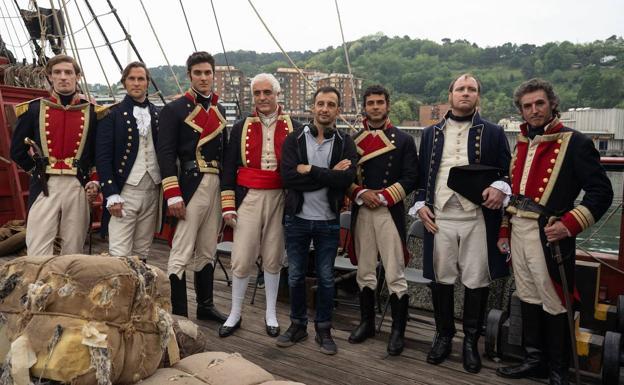 Alejandro Amenábar junto a figurantes vestidos como soldados de la Armada española en el rodaje de 'La Fortuna'./manu lozano/movistar plus