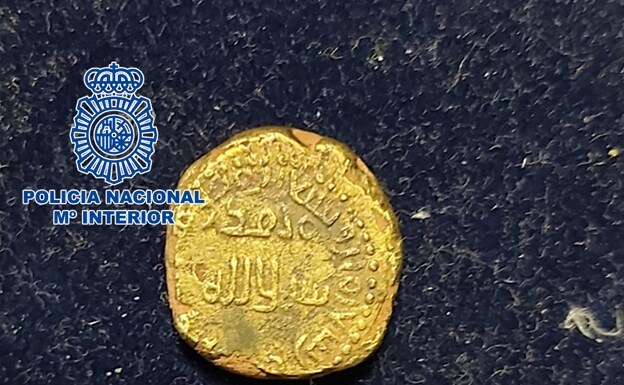 El dinar de oro recuperado por la Policía. /R. C.