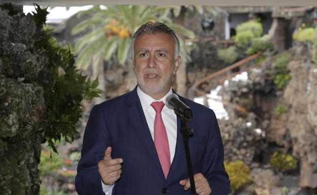 Imagen de una visita reciente del presidente de Canarias a Lanzarote. 
