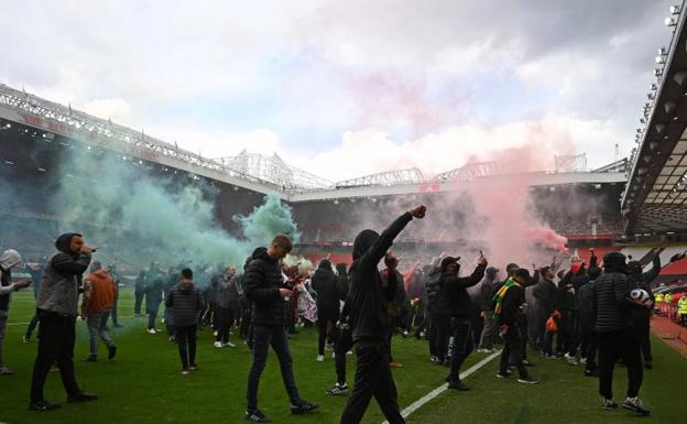 Hinchas invadiendo Old Trafford/AFP