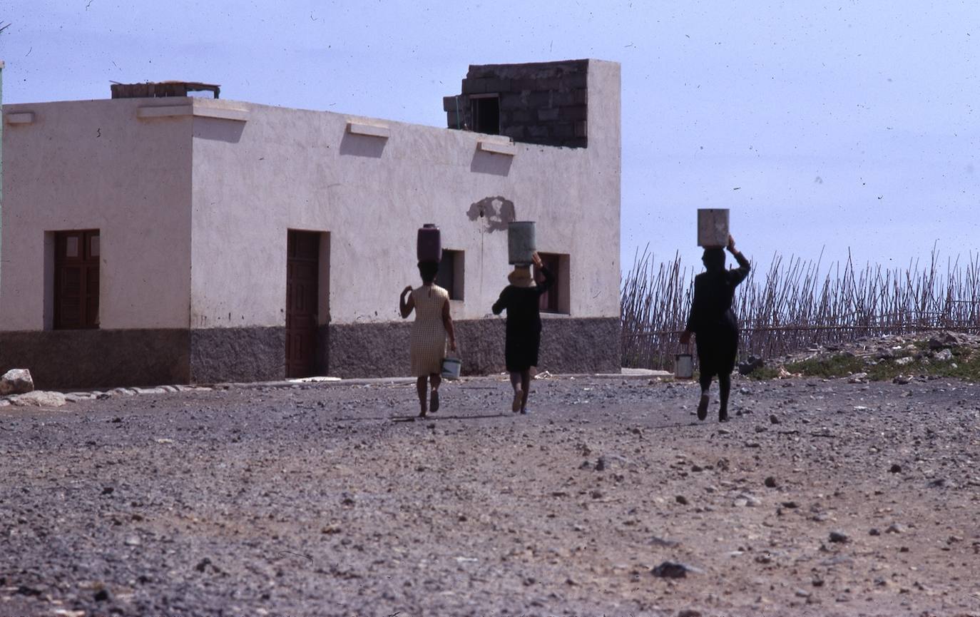 Aparceras camino de una cuartería en San Bartolomé de Tirajana en la década de 1960. 