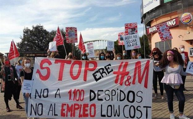 Trabajadores de H&M en una protesta por el ERE de la compañía. /europa press