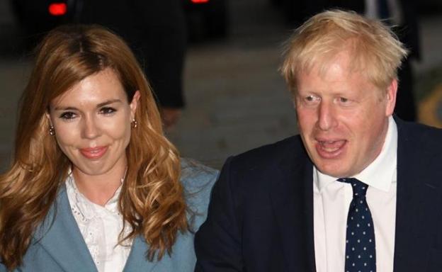 Boris Johnson, primer ministro británico, y su prometida Carrie Symonds./AFP