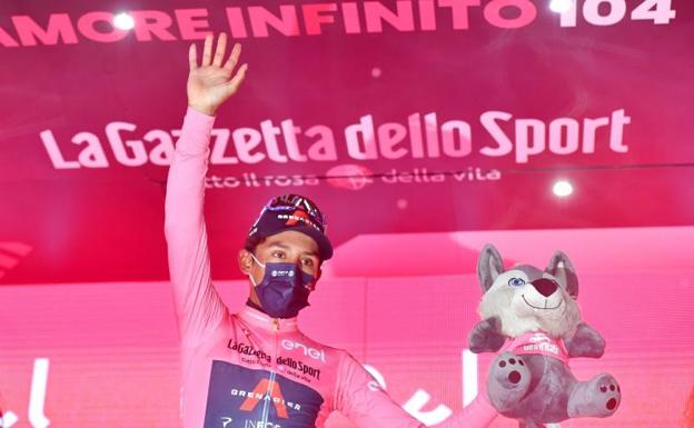 Egan Bernal, con la 'maglia' rosa en el podio del Giro./reuters
