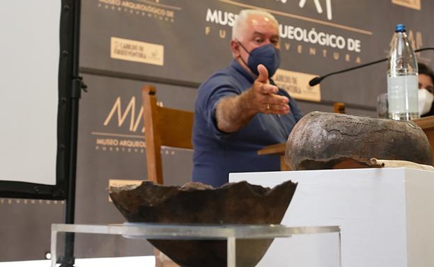 Jorge Pais, director del Museo Arqueológico Benahoarita de La Palma, con la vasija fragmentada y el resto óseo humano que el Museo Arqueológico majorero recepcionó ayer. 