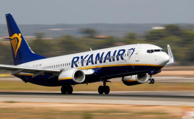 Un Boeing 737 de Ryanair despega en el aeropuerto de Palma de Mallorca. 