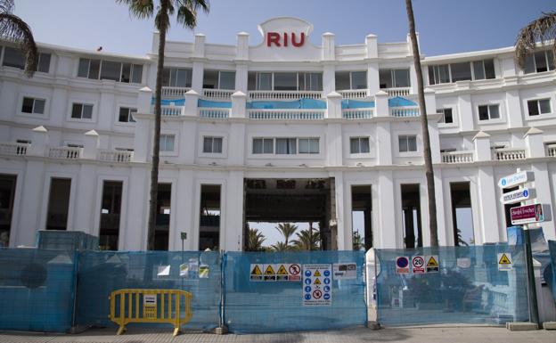 Vista de la fachada del hotel Riu Palace Maspalomas, que luce todavía en obras. / ARCADIO SUÁREZ