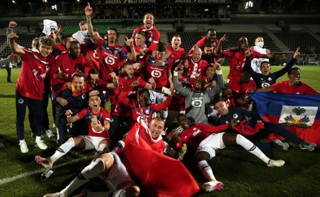 Los jugadores del Lille celebrando el título en el campo del Angers/EFE